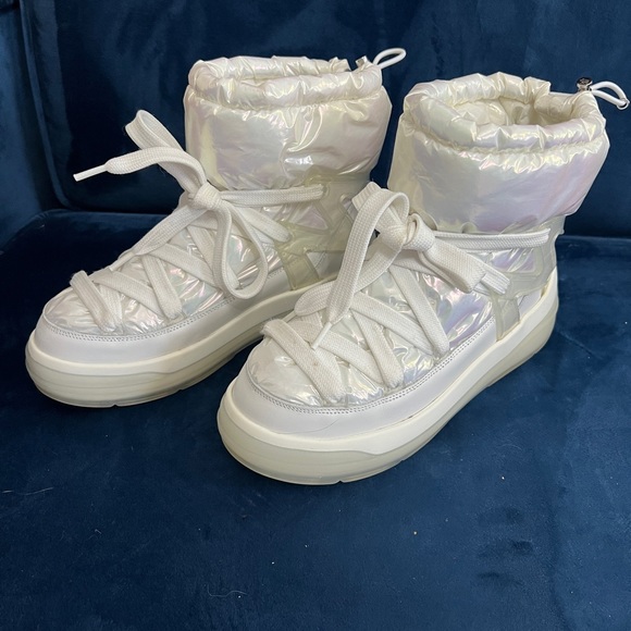 Beautiful Moncler holographic snow boots! Women size 6.5. - Picture 1 of 2